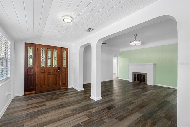 Building Photo - 641 Wilkie St