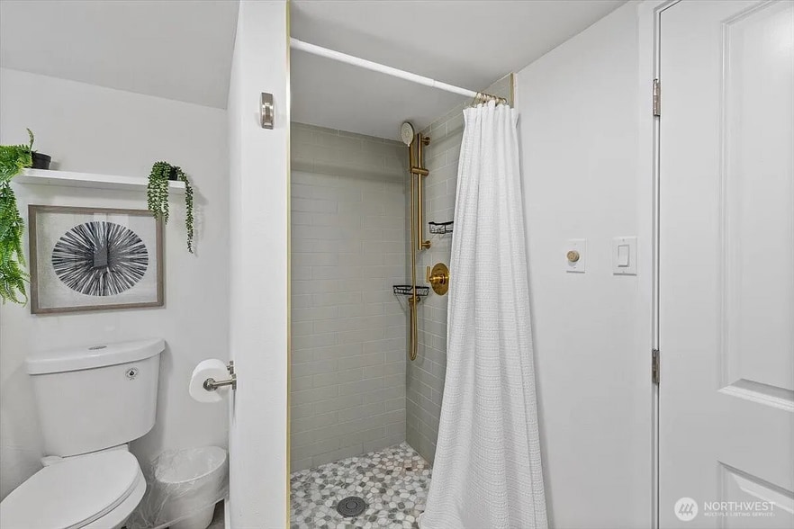 downstairs bathroom - 3311 25th Ave S