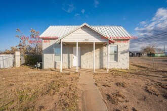 Building Photo - 2 Bed + Office!