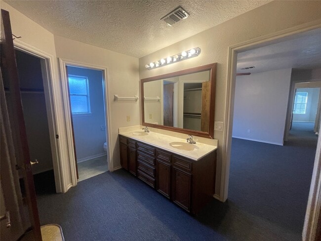 Building Photo - 302 Yorkshire Ct