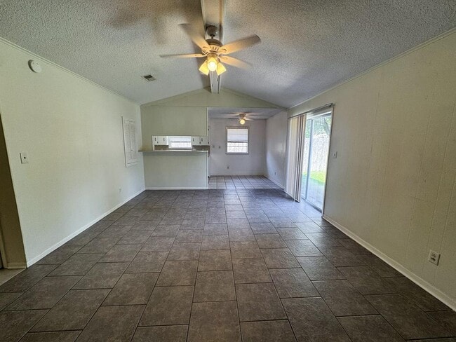 Building Photo - 702 Monterrey Dr