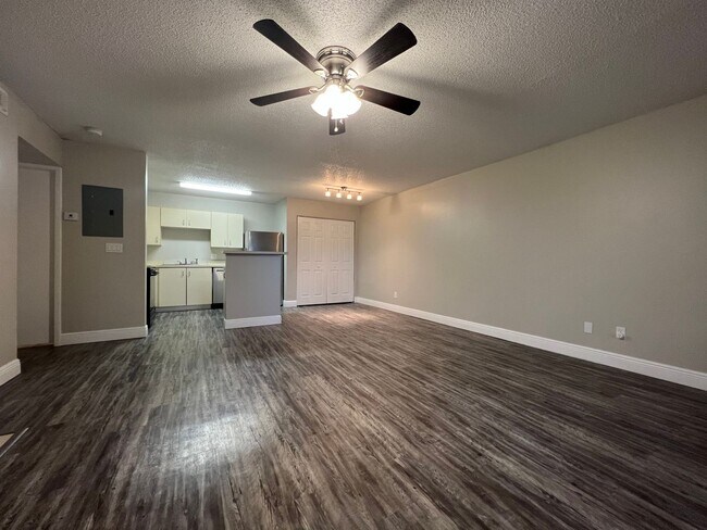 Building Photo - 2/1 Condo in Gated Lakefront Altamonte Com...