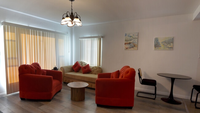 Building Photo - 723 S Louise St