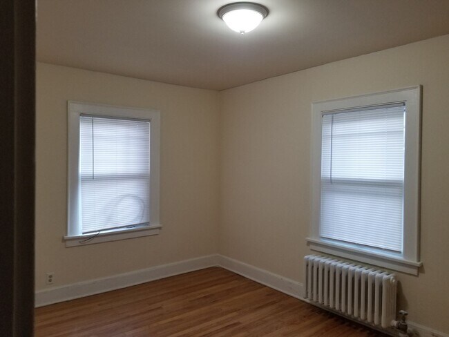 Building Photo - 2009-2011 University Ave