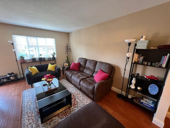 Building Photo - Stunning Pleasanton Vintage Terrace Townhouse! 2 bedrooms and 1.5 bathrooms! Sharp upgrades throu...