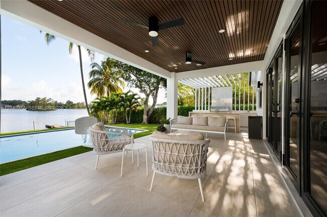 Building Photo - 2560 NE 199th St