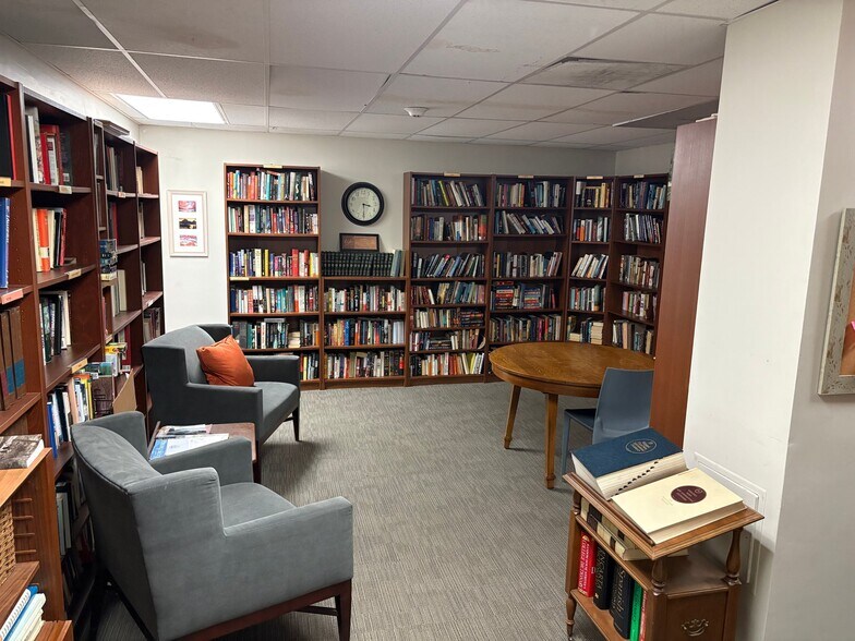 Building Photo - 4637 Pine St