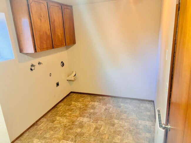 Building Photo - Eastside Olympia/ Must See! Available Now-2bd 1bath