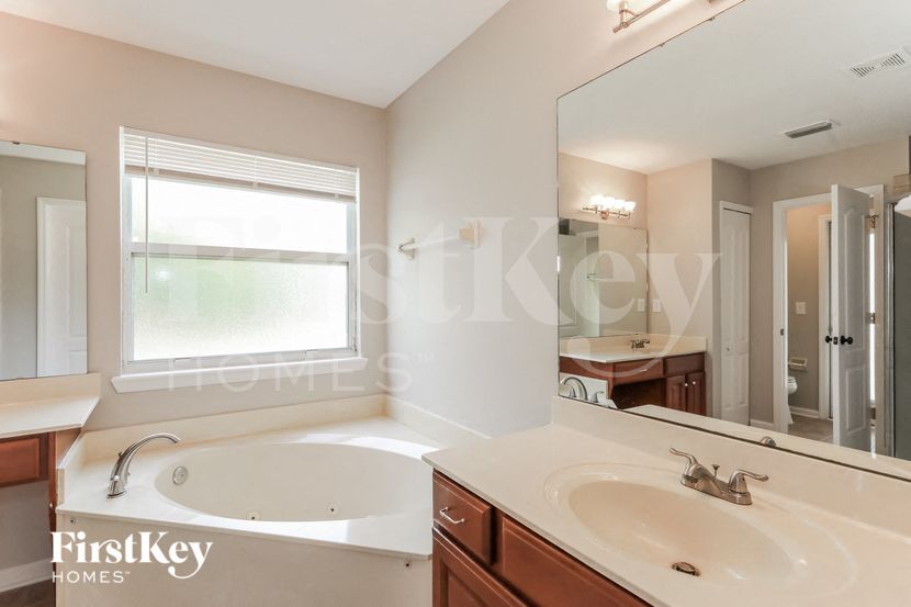 Building Photo - 1000 Hanover Ln