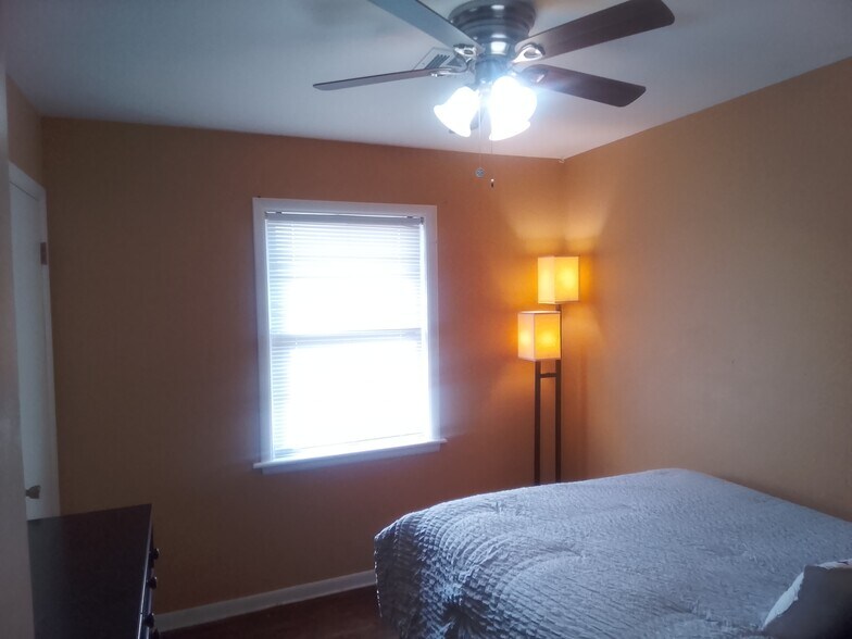 Building Photo - 10208 E 7th St