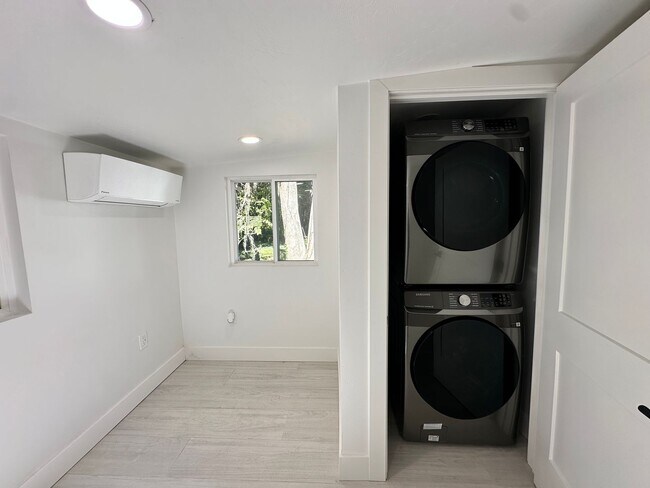 Building Photo - Cozy 1-Bedroom Cottage | All Utilities Included | Pet-Friendly