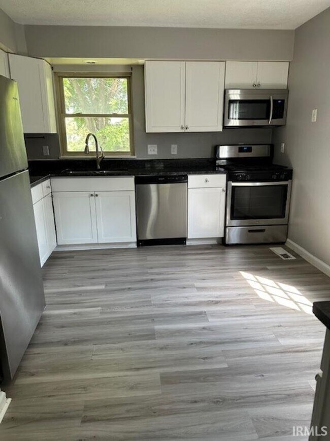 Building Photo - 1326 N Woodburn Ave