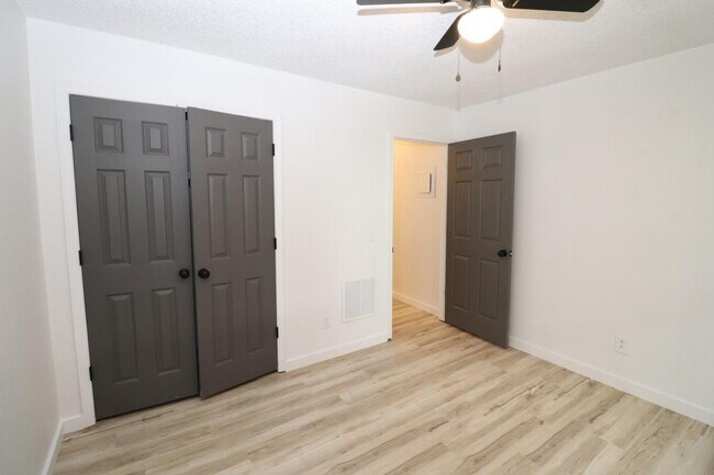 Building Photo - 1221 S Park Ave