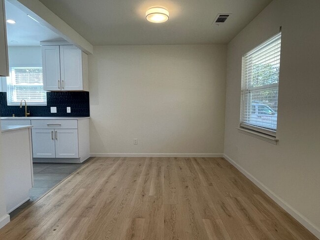Building Photo - Gorgeous FULLY REMODELED 3 Bedroom/2Bath