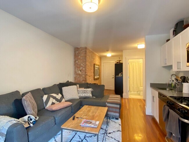 Building Photo - Nicely renovated 2 bed in Brookline.