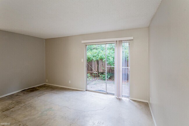 Building Photo - 2 br, 1 bath 4plex - 1220 Southport Dr A A