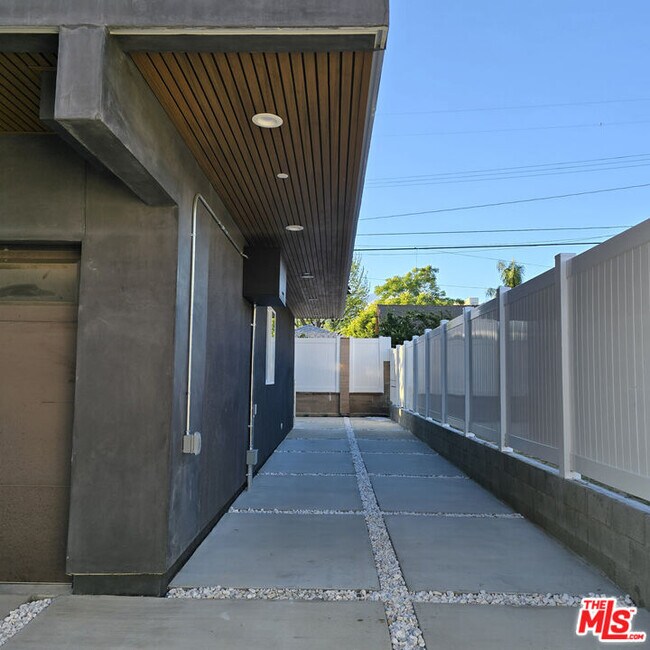 Building Photo - 10829 Peach Grove St