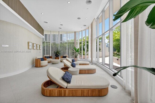 Building Photo - 700 NE 24th St