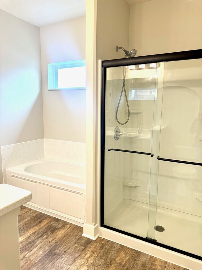 Building Photo - Spacious Ranch Home  5 Bedrooms  3 Bathrooms  3,163 Finished Sq Ft