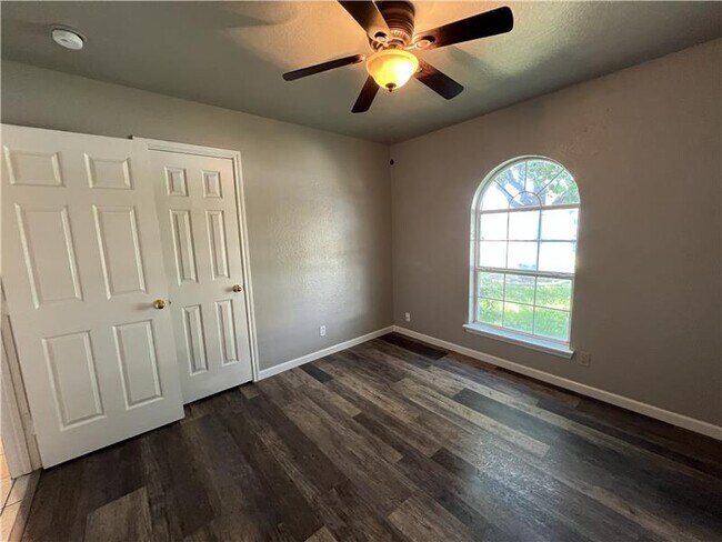 Building Photo - 3607 Crescent Dr