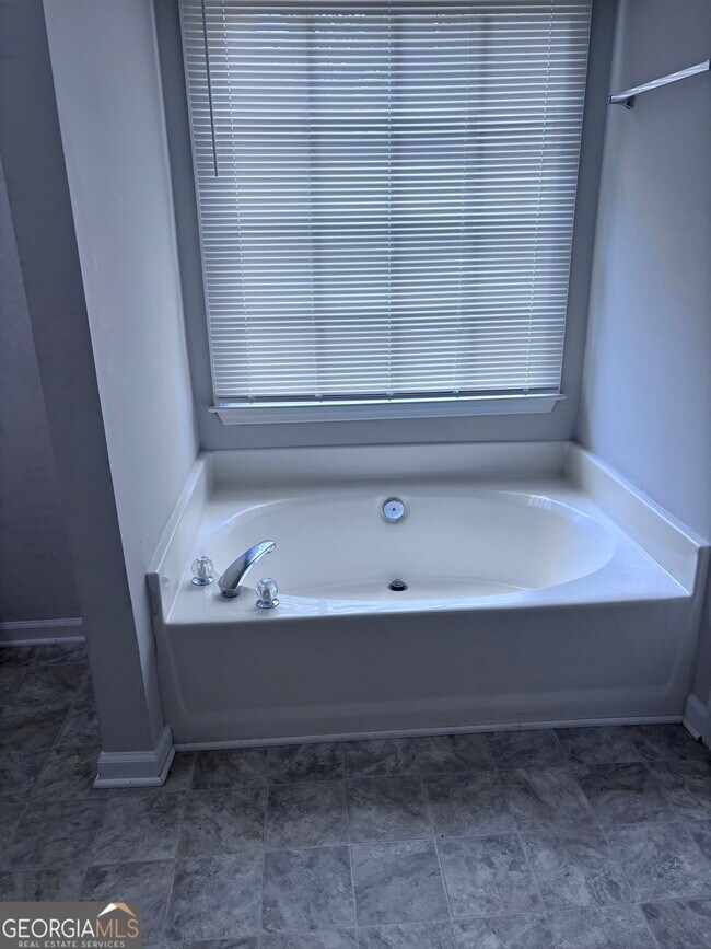 Building Photo - 4961 Brownwood Dr