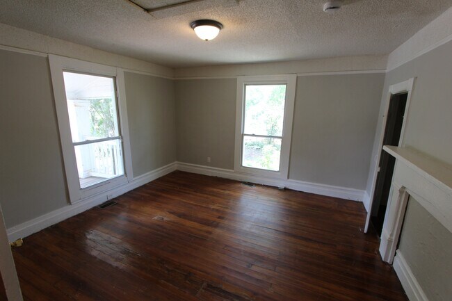 Building Photo - 442 Hall St