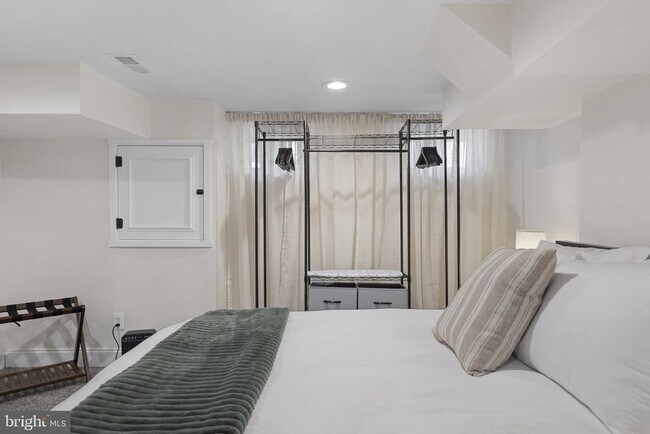 Building Photo - 737 Dolphin St