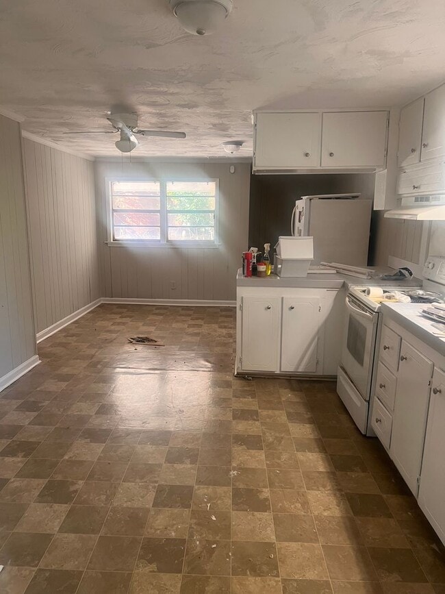 Building Photo - Three Bedroom One Bath