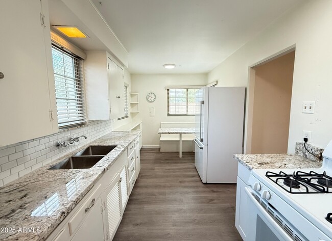 Building Photo - 58 W Encanto Blvd