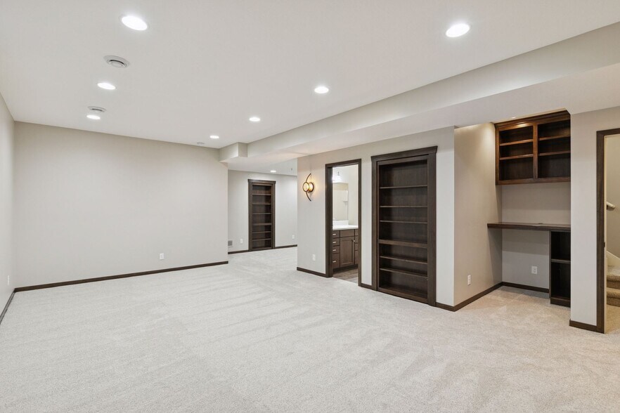 Building Photo - 14246 Garden Way N