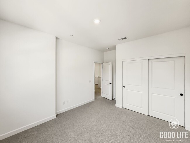 Building Photo - Stunning 3B/2.5BA Townhome in San Marcos A...