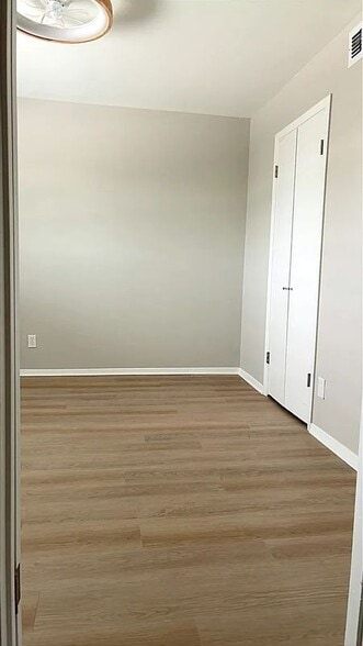 Building Photo - 105 W Silver Sands Dr