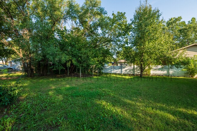 Building Photo - 301 N Spruce St