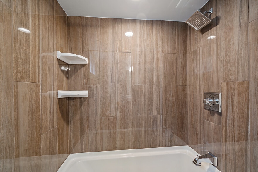 Shower/Tub - 4451 N Clay St