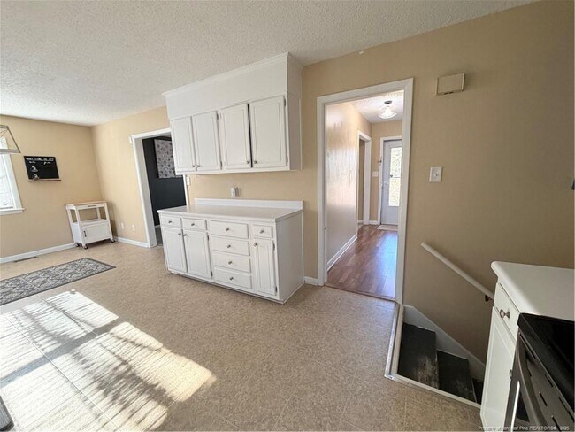 Building Photo - 4946 Pinewood Dr