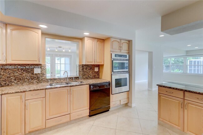 Building Photo - 308 N Crescent Dr