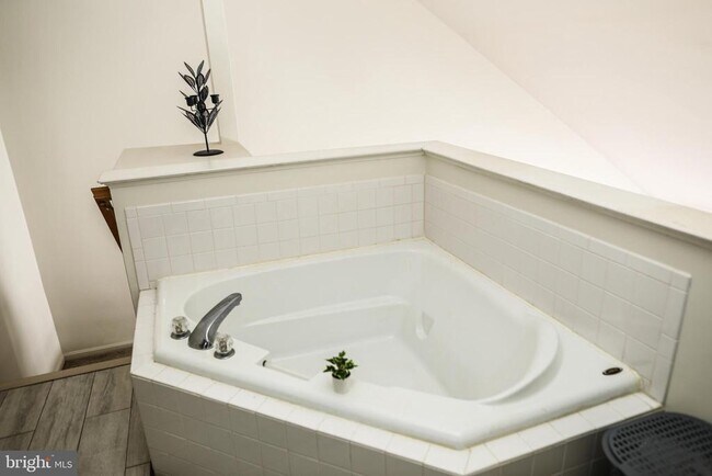 Building Photo - 3953 Hartlake St