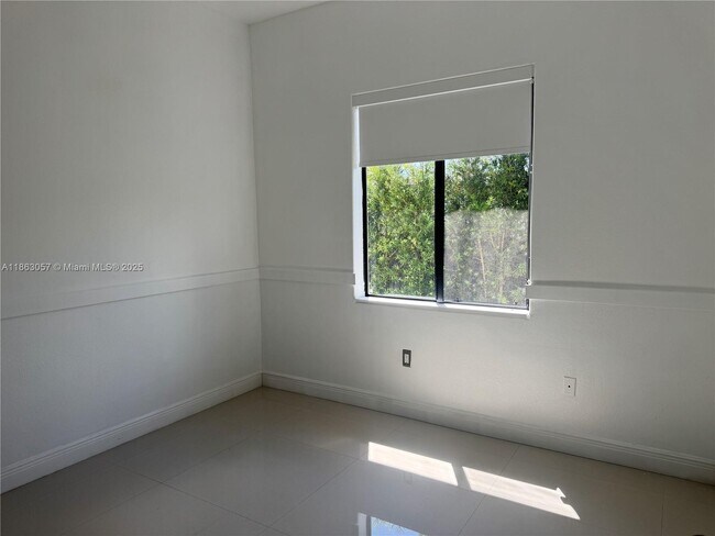 Building Photo - 15750 SW 90th Ave