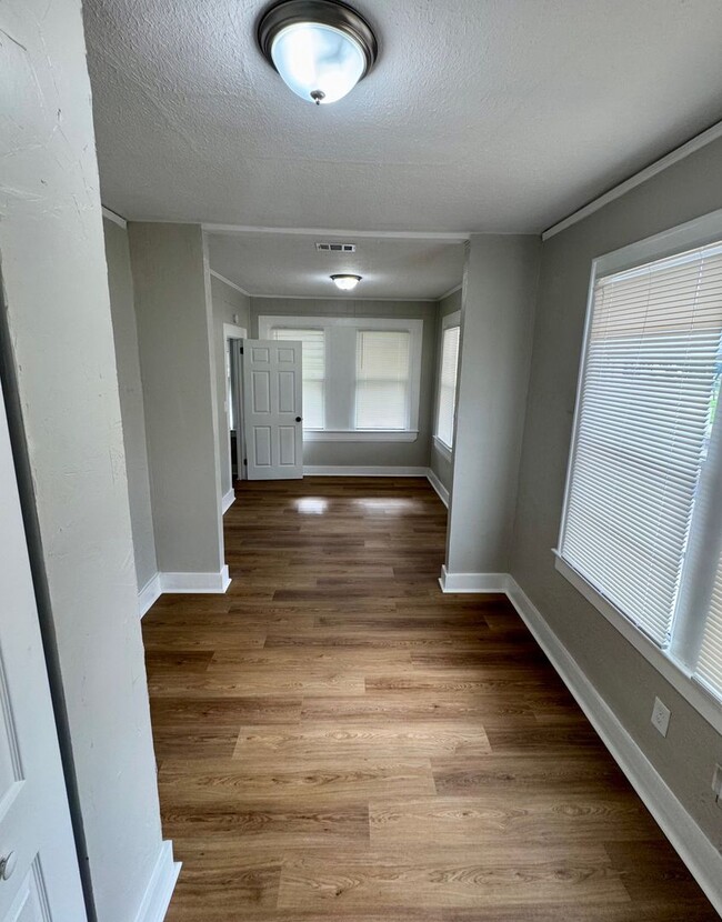 Building Photo - Freshly Renovated Rental in Tallulah/ Nort...