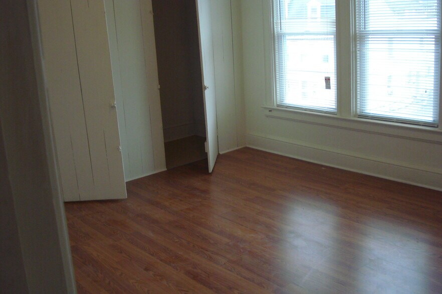 Building Photo - 733 E Chestnut St