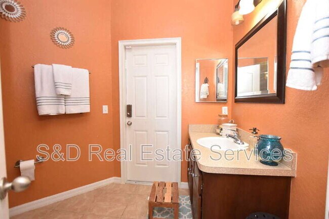 Building Photo - 7061 Heatherbrook Dr