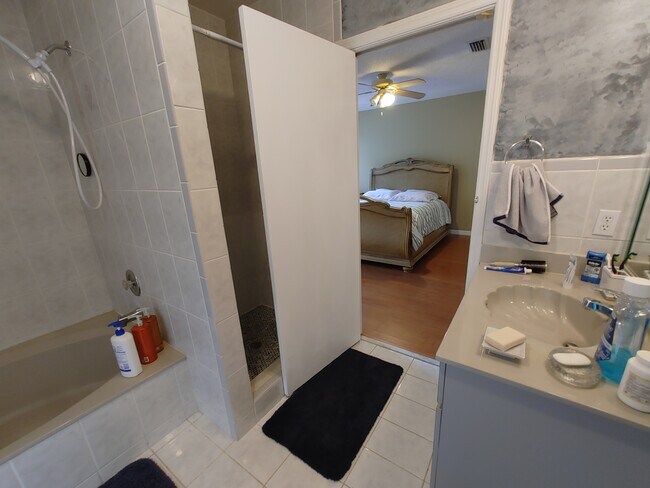 Building Photo - 894 NW 134th Pl