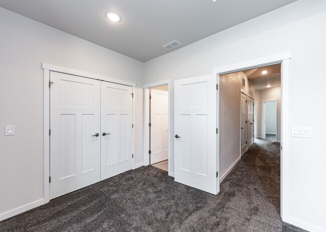 Building Photo - End Unit 3 BedTownhome in Mountain Shadows