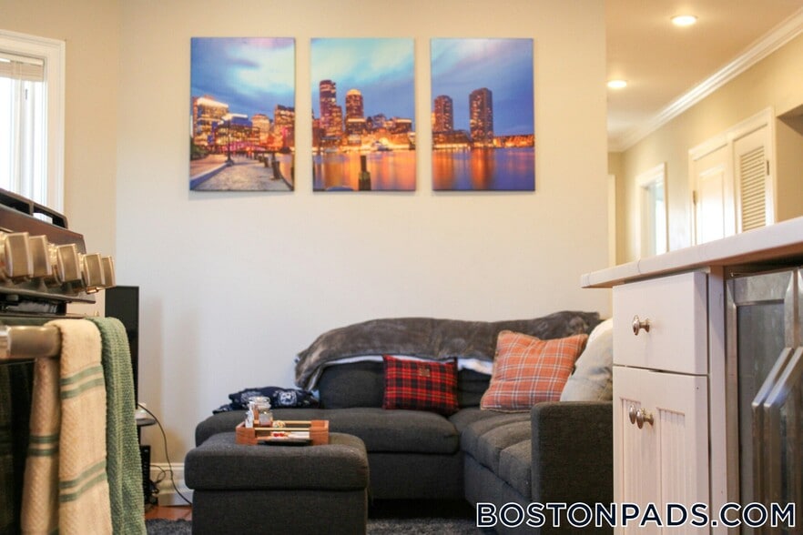 Building Photo - 118 Holland St