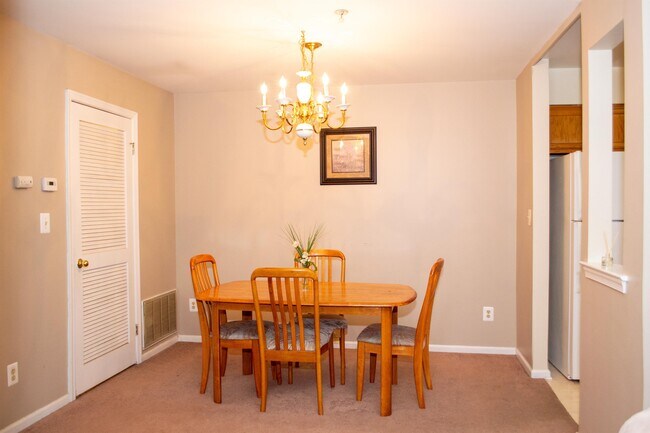Building Photo - 637 Waterford Dr