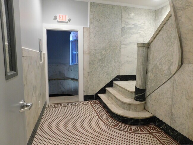 Building Photo - 53-57 Bank St