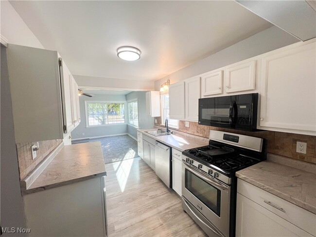 Building Photo - 2290 Suncrest Dr
