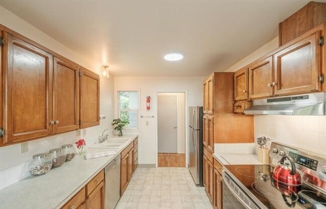 Building Photo - Charming One-Level Home with Private Yard ...