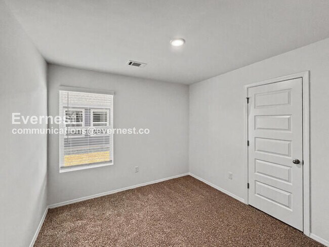 Building Photo - 3 Bed/2 Bath Home with Garage / Pet-Friendly / Vouchers Accepted / Available Now!