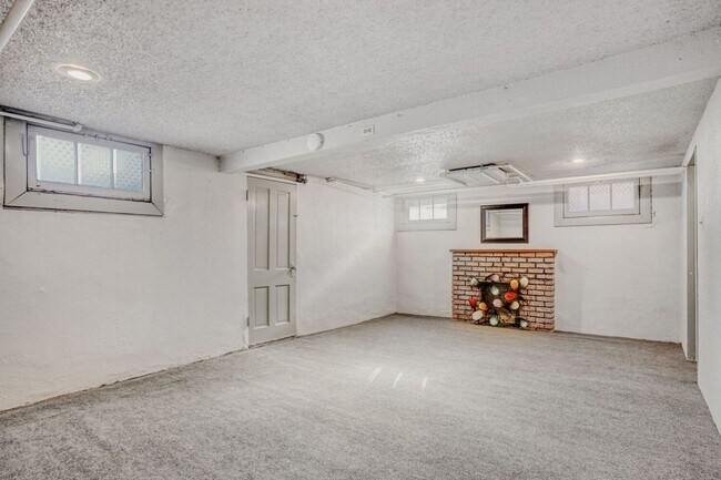 Building Photo - Wash Park Duplex Available Immediately